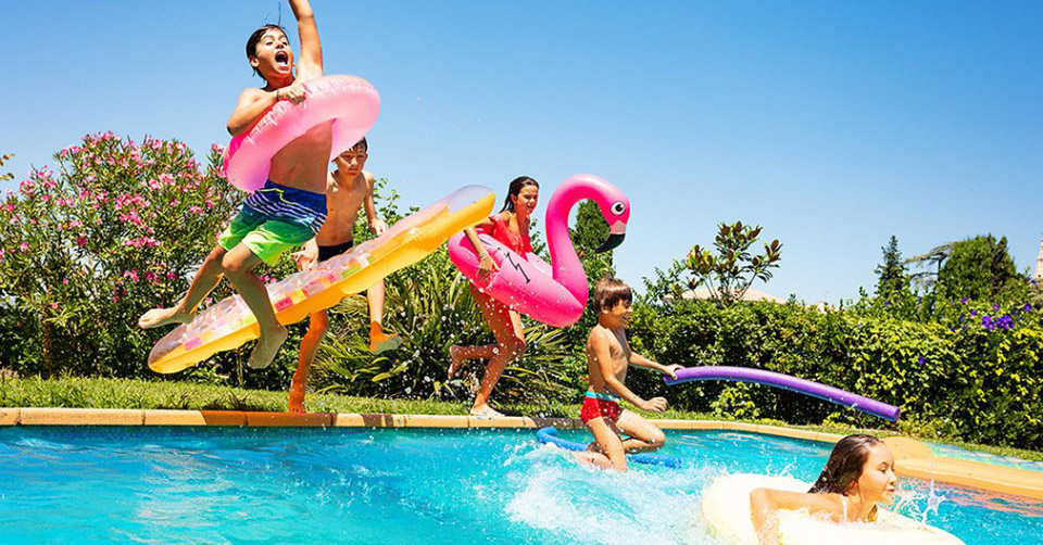 Tips for entertaining around your pool